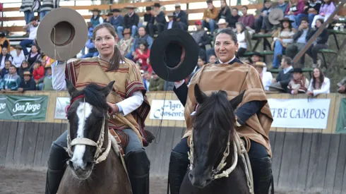 Marjorie Hermosilla y Yeny Troncoso ganadoras del último Campeonato Nacional de Rodeo Femenino.