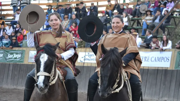 Marjorie Hermosilla y Yeny Troncoso ganadoras del último Campeonato Nacional de Rodeo Femenino.