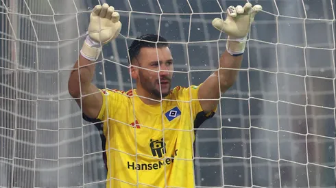 El meta del Hamburgo quiso despejarla y la clavó en contra.