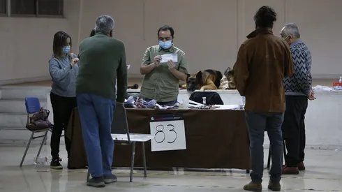 Vocales de mesa haciendo el conteo de votos (Plebiscito 2022)