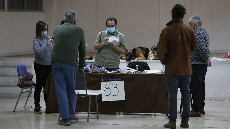 Vocales de mesa haciendo el conteo de votos (Plebiscito 2022)