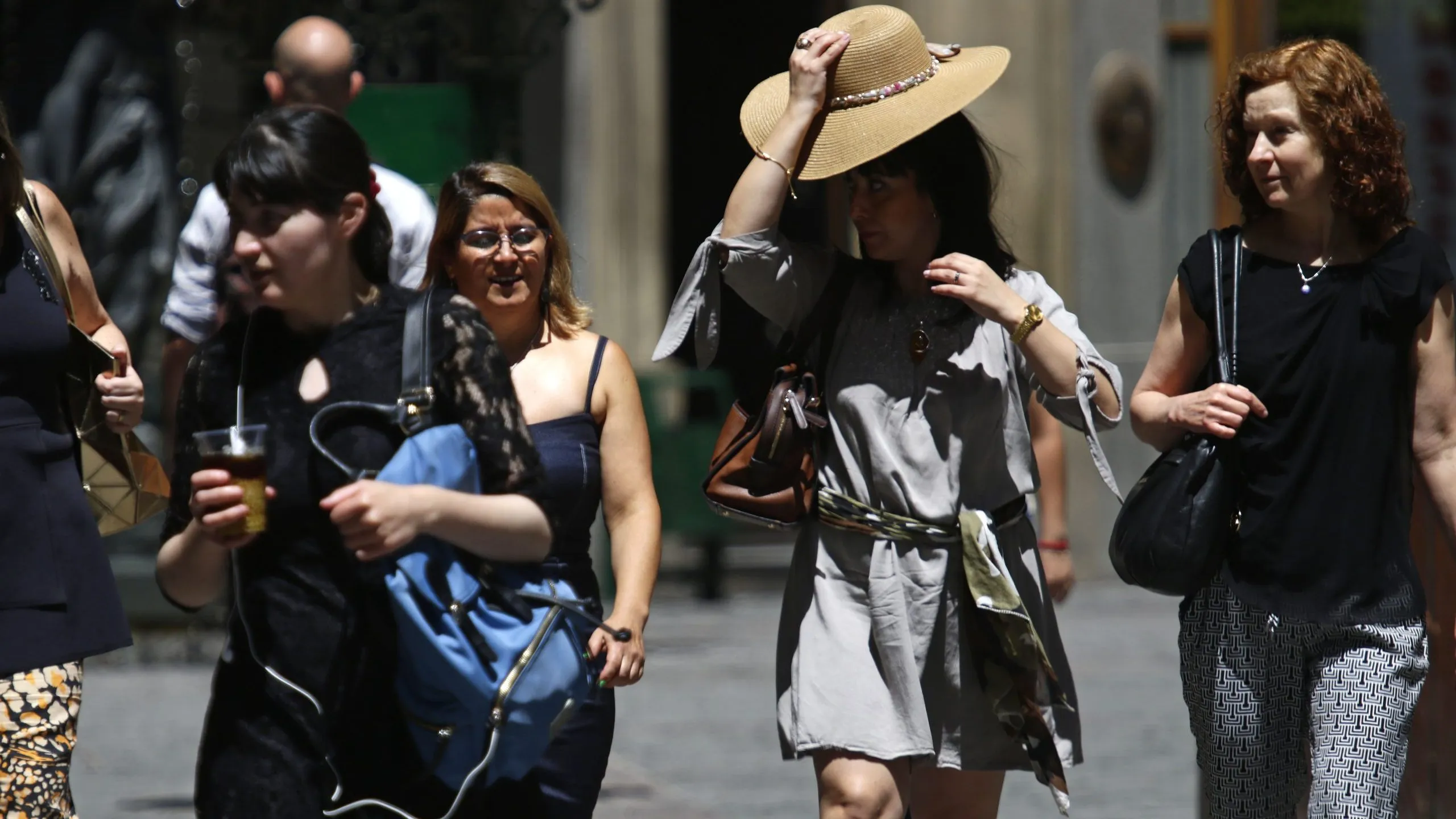 Los sombreros, lentes, ropa holgada y los líquidos fríos son ideales para pasar el calor.