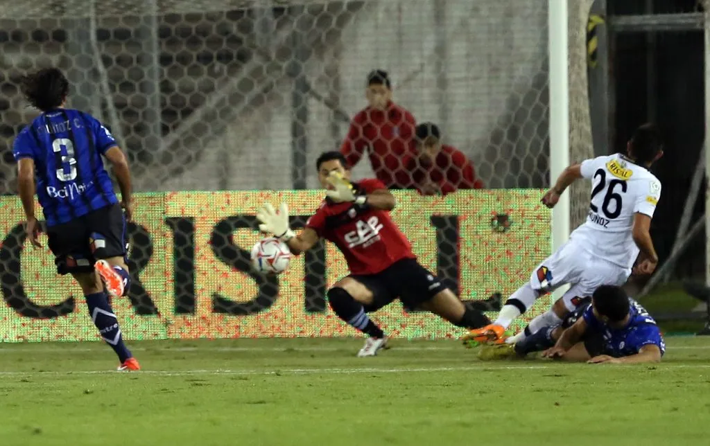 Nery Veloso en un partido entre Huachipato y Colo Colo, que ataca mediante Carlos Muñoz. (Martin Thomas/Photosport).