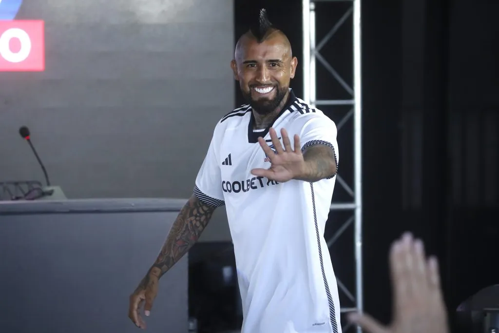 Arturo Vidal presentó la nueva camiseta de Colo Colo. Imagen: Photosport.