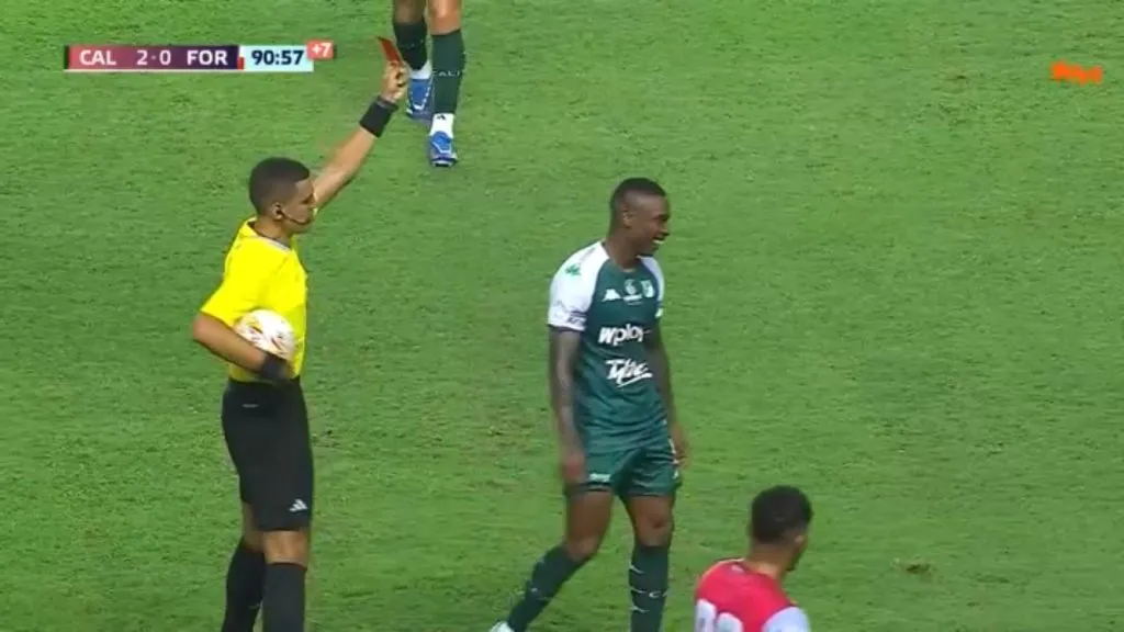 Fabián Castillo rió nervioso cuando le mostraron la tarjeta roja directa. (Captura Win Sports).