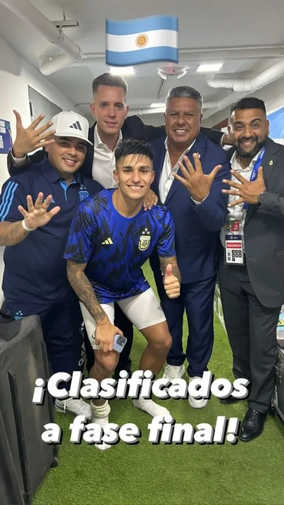 Presidente serio… Chiqui Tapia le dedica una manita a la selección chilena sub 23.