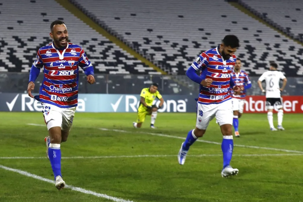 La imagen que grafica la alegría de Fortaleza y todo lo contrario en Colo Colo. (Dragomir Yankovic/Photosport).