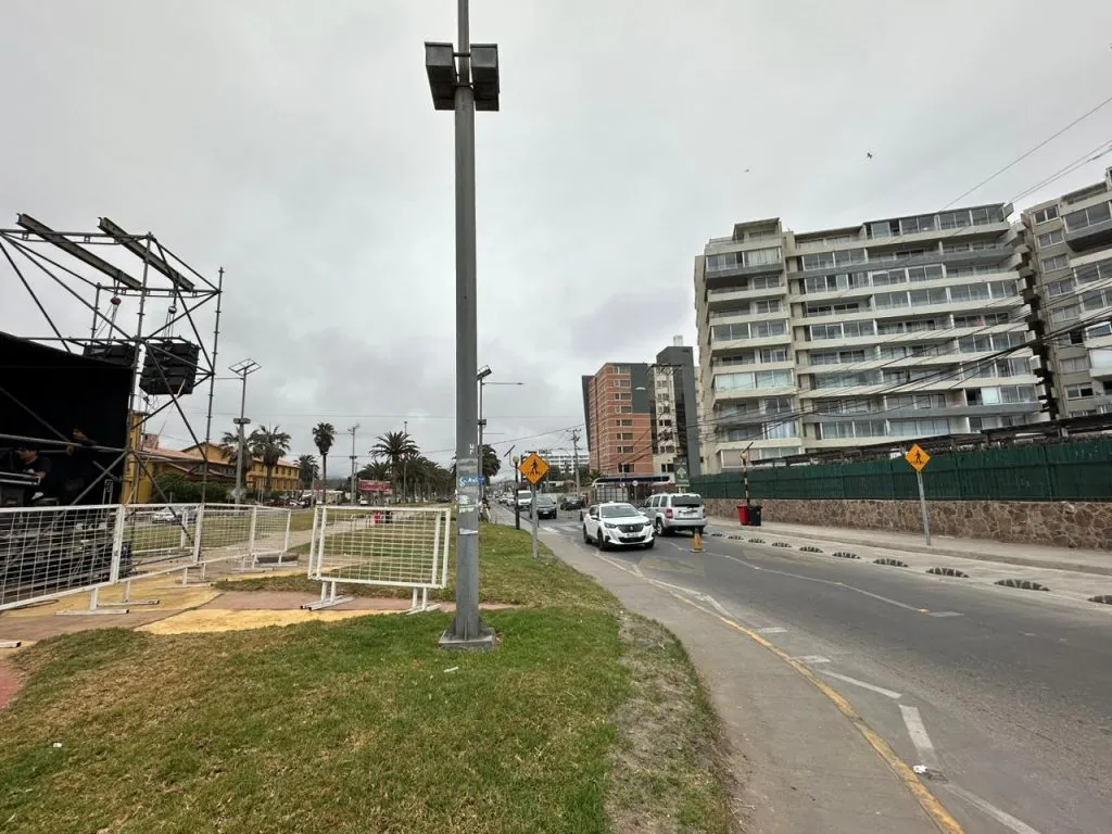 La avenida Francisco de Aguirre, donde está el hotel de concentración, tiene cortes y ahora va en ambos sentidos. Foto: Paula Cornejo.