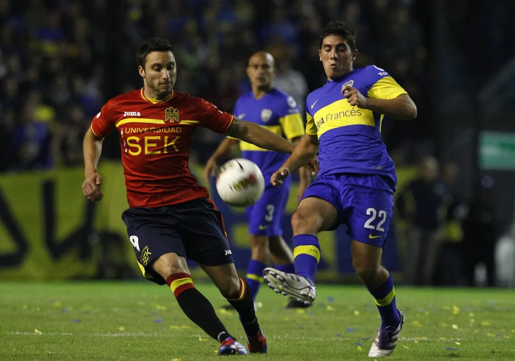 Emanuel Herrera disputa un balón con Cristian Pichi Erbes, quien años después jugó en Deportes La Serena. (PHOTOGAMMA/PHOTOSPORT).