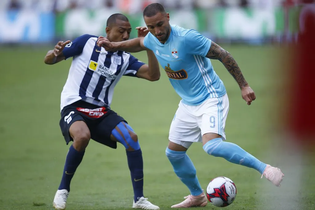 Emanuel Herrera en acción por Sporting Cristal en un clásico ante Alianza Lima. (Photosport).