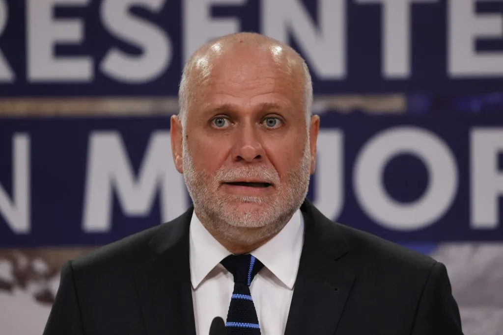 Ministro Elizalde entregando el anuncio este lunes