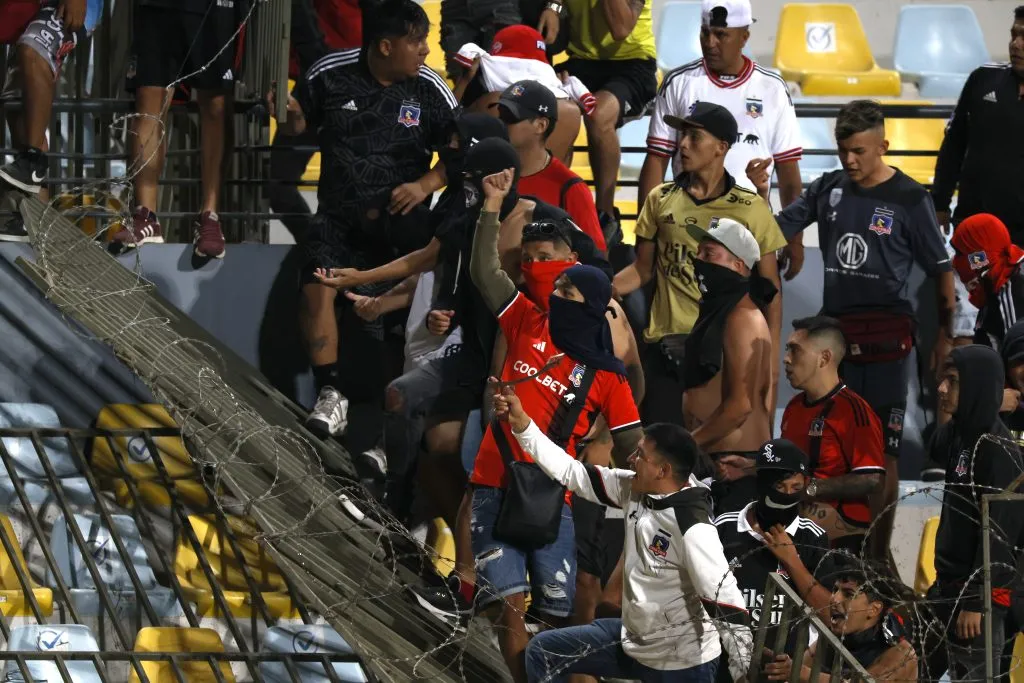El amistoso ante Everton se detuvo cuando los hinchas saltaron las rejas. Foto: Andres Pina/Photosport