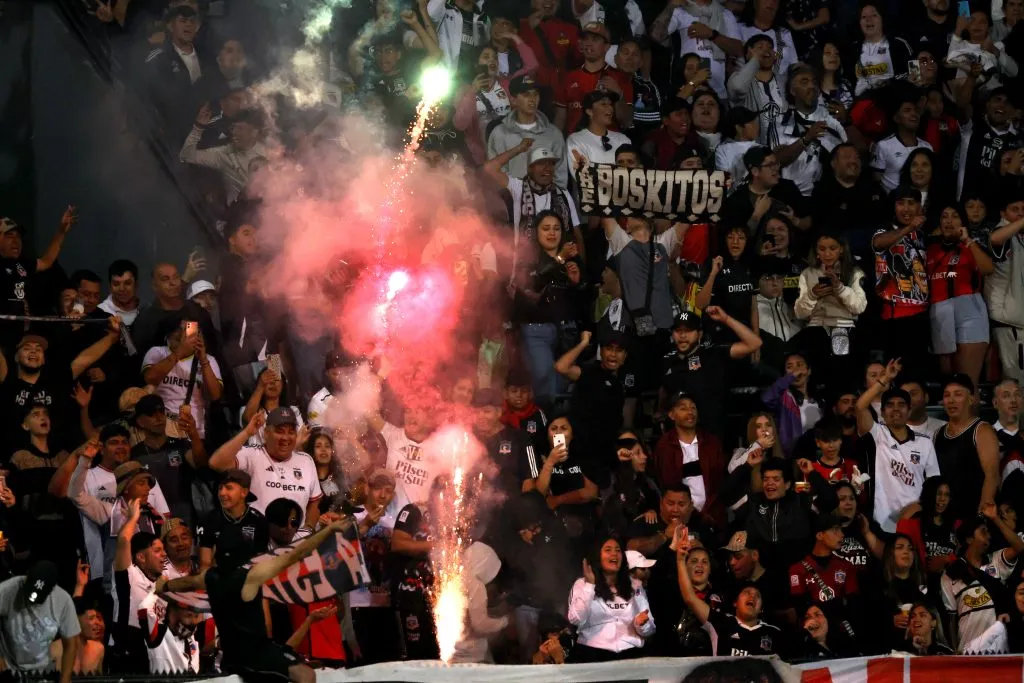 Los fuegos artificiales fueron el foco de un momento clave del partido. Foto: Andres Pina/Photosport