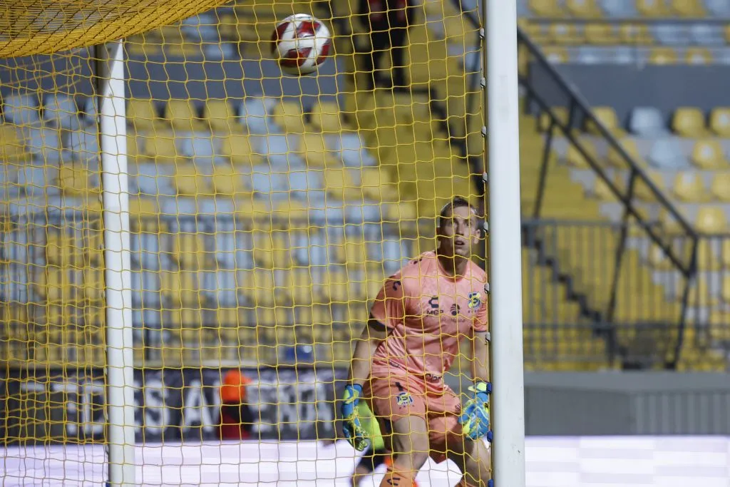 Ignacio González fue testigo privilegiado del golazo de Carlos Palacios ante Everton. (Andrés Piña/Photosport).