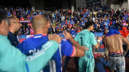 Díaz y Toselli en tenso momento con un grupo de tontitos tras la victoria contra la Católica.