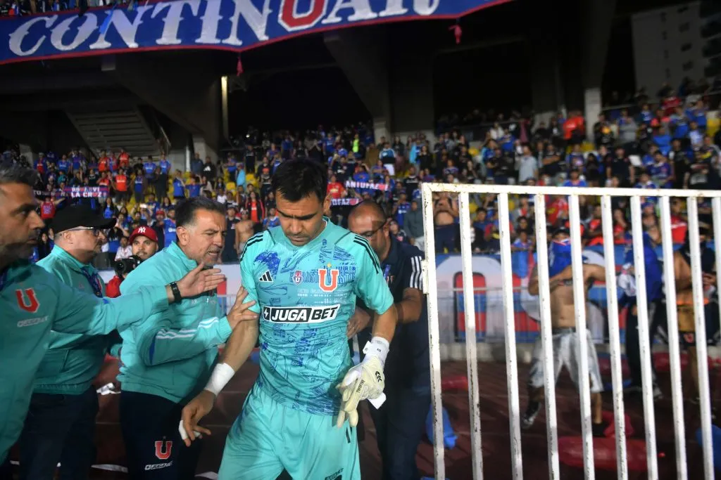 Toselli y Marcelo Díaz protagonizaron un cara a cara con hinchas porfiados de la U.