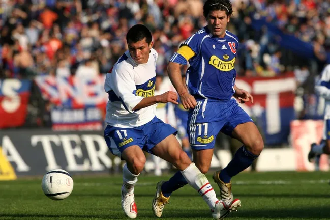 Gary Medel ante Marcelo Salas en el debut de Pitbull en el fútbol profesional. (Andrés Piña/Photosport).