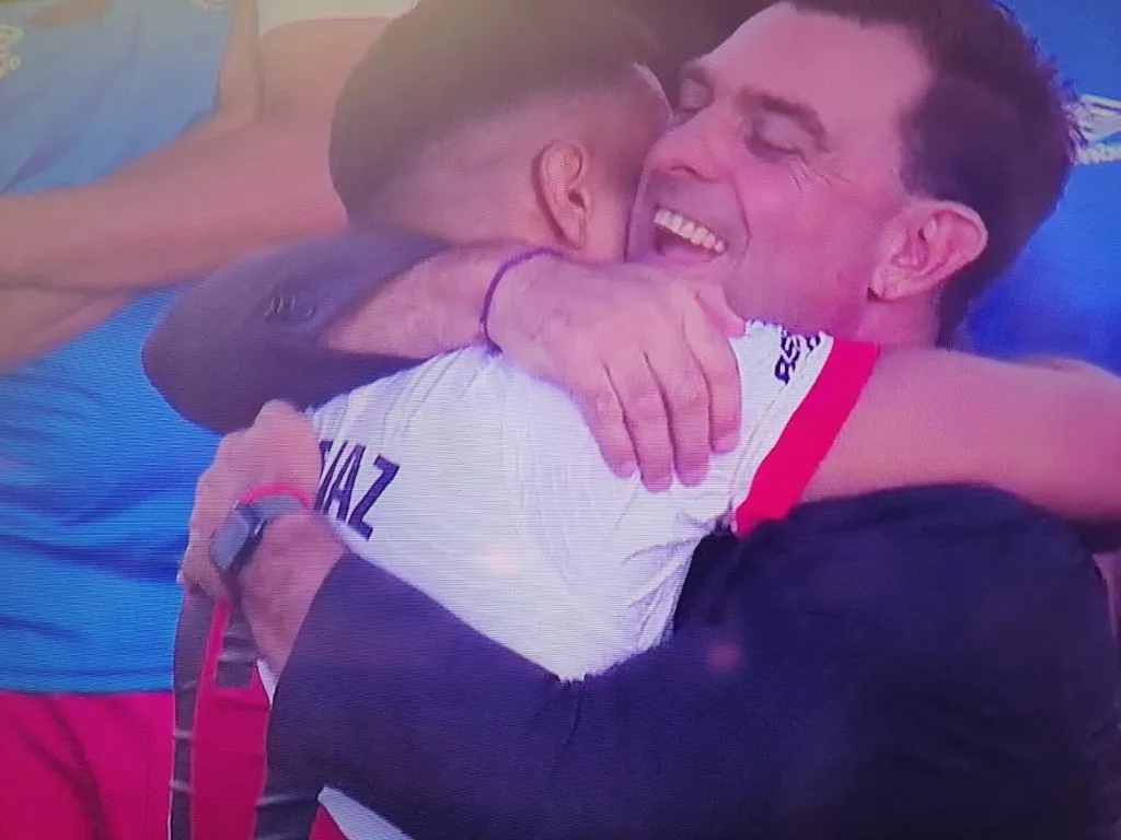 Un abrazo lleno de cariño entre Paulo Diaz y Pablo Guede en Argentina.