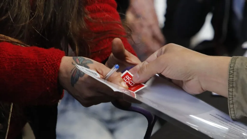 Persona a punto de votar.