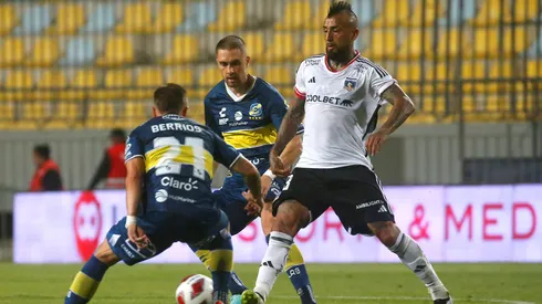Arturo Vidal en acción con Colo Colo ante Everton en Viña del Mar.