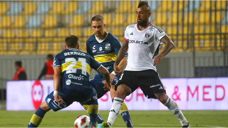 Arturo Vidal en acción con Colo Colo ante Everton en Viña del Mar.
