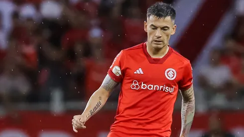 Charles Aránguiz convierte por primera vez desde su vuelta a Brasil.