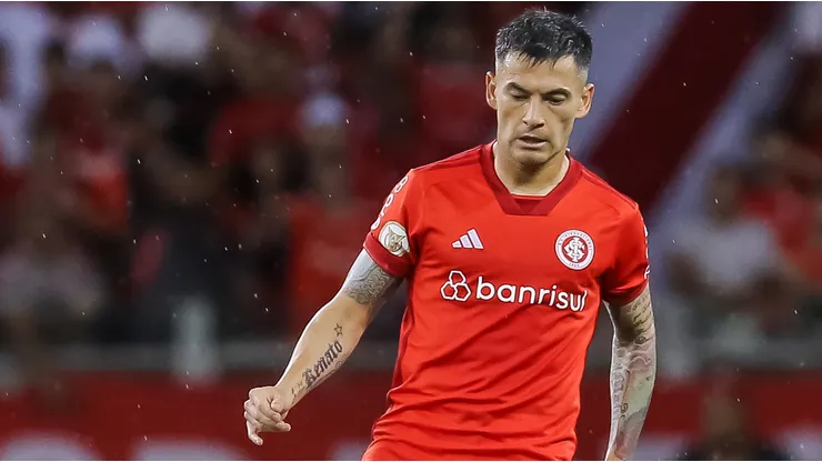 Charles Aránguiz convierte por primera vez desde su vuelta a Brasil.