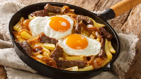 Chorrillana, un plato típico de la cocina chilena.