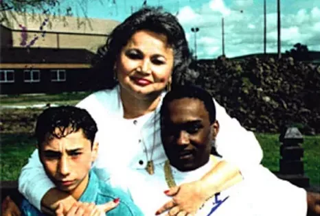 Griselda Blanco acompañada de dos jóvenes.
