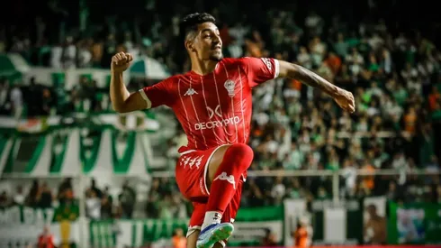 Alarcón celebra uno de sus goles en Huracán