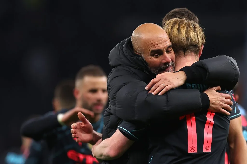 Guardiola y Manchester City festejan ante Tottenham en FA Cup.