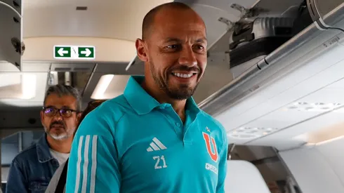 Carepato en el avión, listo para volar a Coquimbo en la previa del clásico contra la Católica.