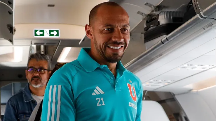 Carepato en el avión, listo para volar a Coquimbo en la previa del clásico contra la Católica.