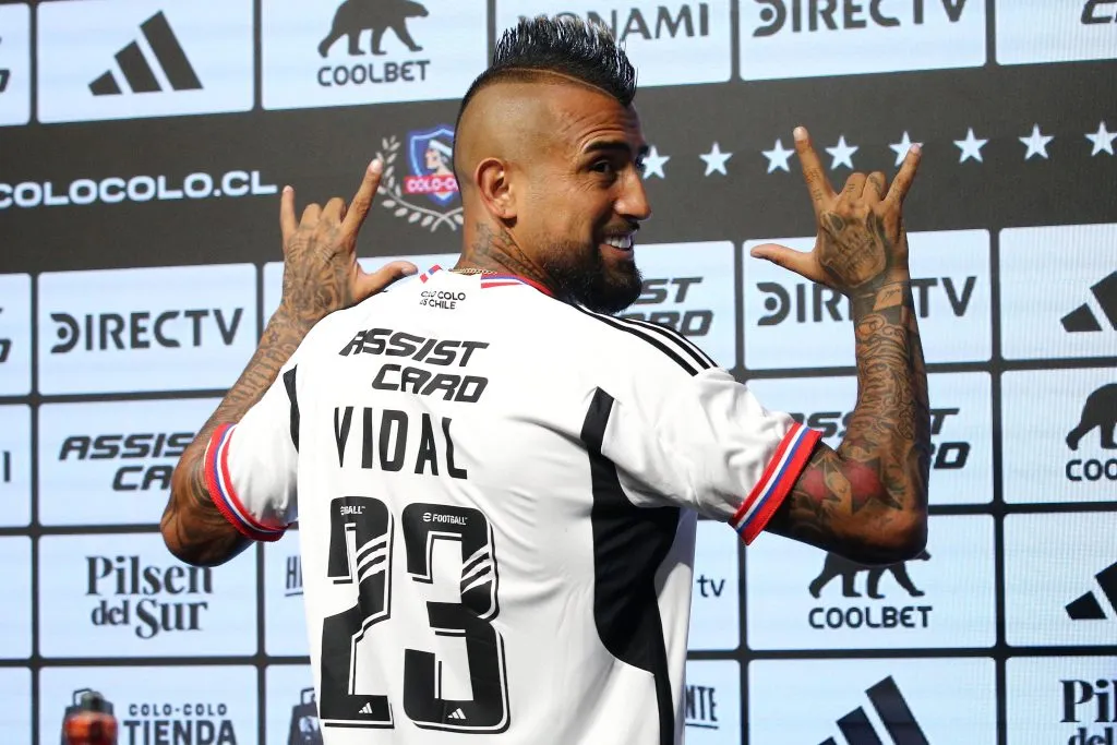 Vidal en su presentación por Colo Colo