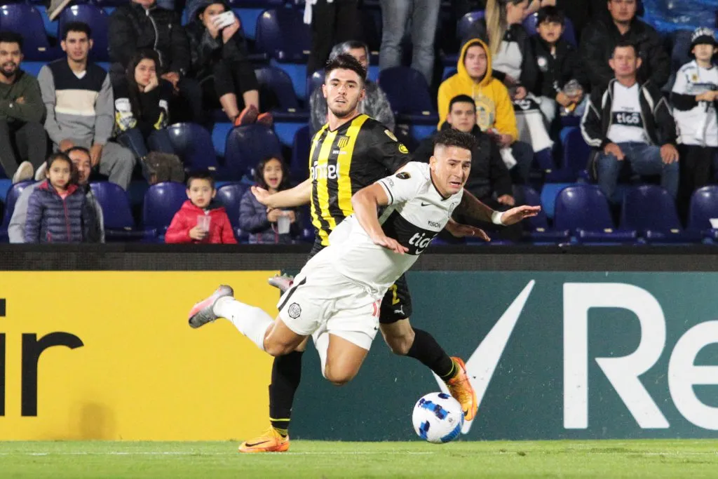 Edgar Elizalde en acción por Peñarol de Uruguay. (Christian Alvarenga/Getty Images)
