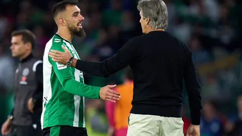 Pellegrini dándole instrucciones a Borja Iglesias