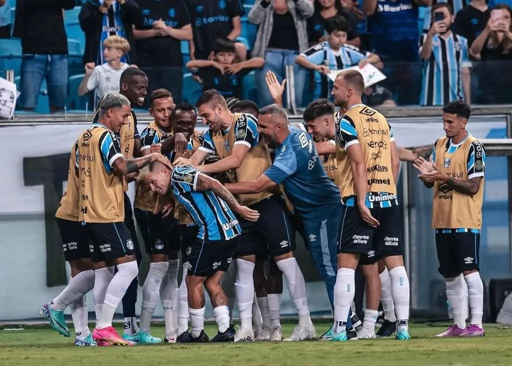 Soteldo es felicitado por sus compañeros en Gremio