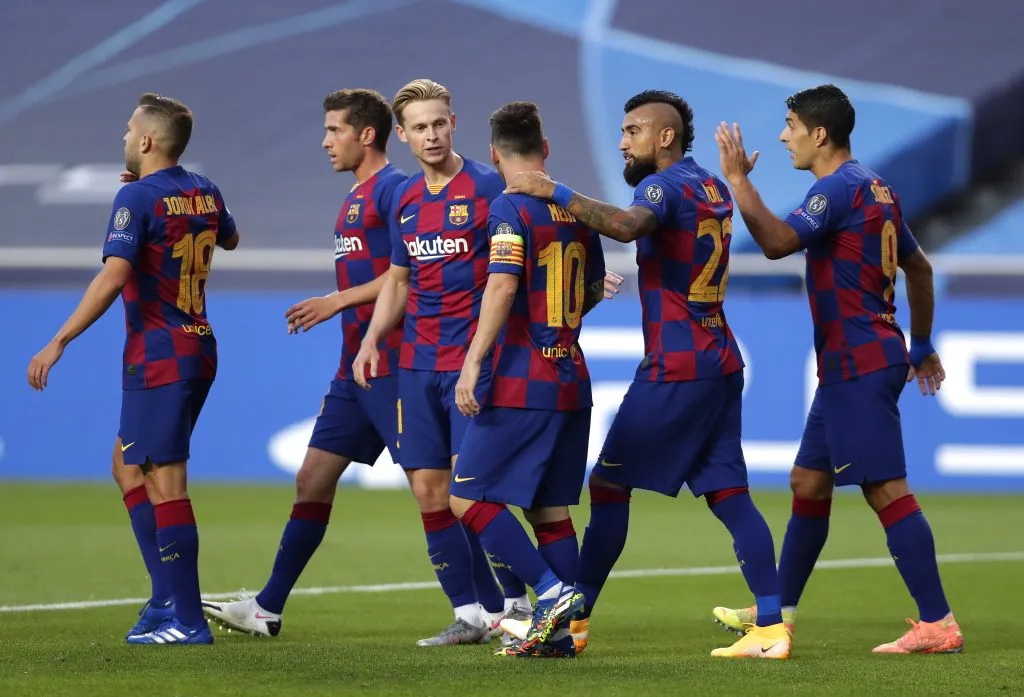 Arturo Vidal festeja con Messi, Luis Suárez, Jordi Alba, Frenkie de Jong y Sergi Roberto. (Manu Fernandez/Pool via Getty Images).