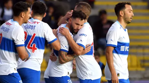 El festejo y emoción de la UC por el regreso y gol de Keno Mena tras superar la doble fractura.