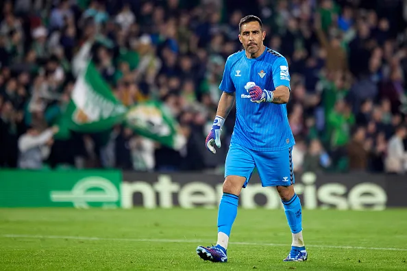 Claudio Bravo entrena con todo y abre la ilusión del Real Betis y la selección chilena.