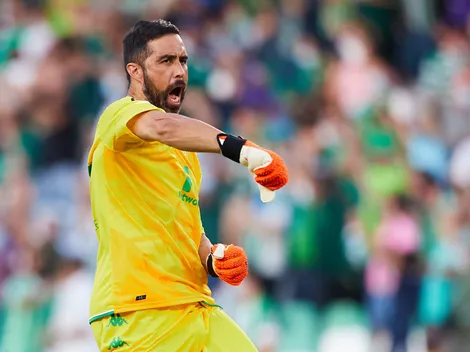 Claudio Bravo vuelve a ponerse los guantes en Conference League