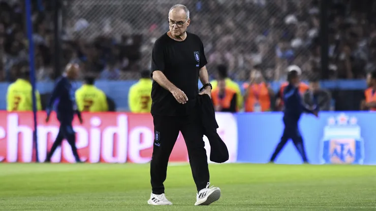 Marcelo Bielsa recibió críticas de la prensa uruguaya tras la caída en el Preolímpico.
