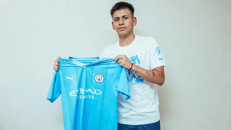 Echeverri ya posa con la camiseta del City.