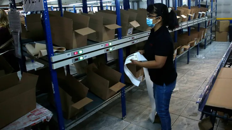 Mujeres trabajadoras en empresas.