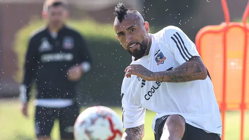 Vidal llegó antes a entrenar solo en Colo Colo.