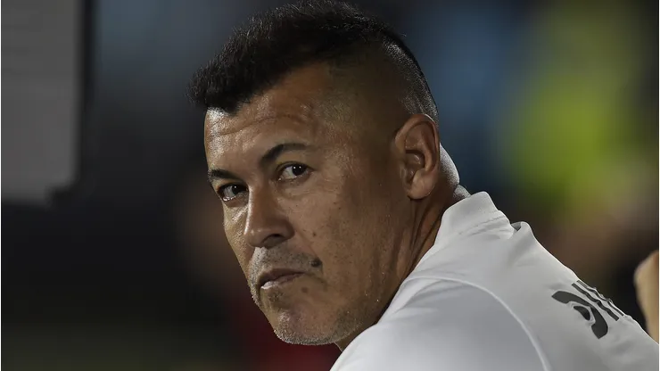 Jorge Almirón decidió cortar a un delantero del Cacique. | Foto: Dante Fernández / Focouy / Photosport