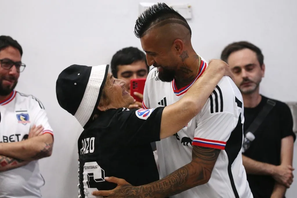 Arturo Vidal le dio un afectuoso abrazo a María Colo Colo en su vuelta al Cacique. | Foto: Photosport.