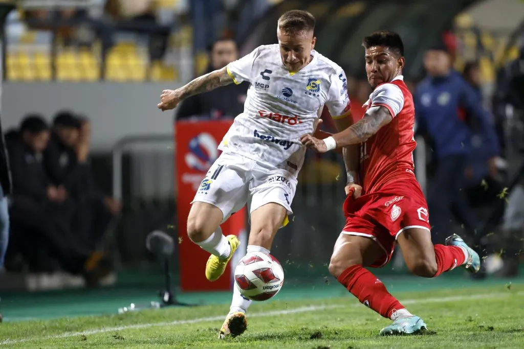 Camilo Saldaña (de rojo) en acción por Unión San Felipe ante Everton de Viña del Mar por la Copa Chile 2023. (Andrés Piña/Photosport).