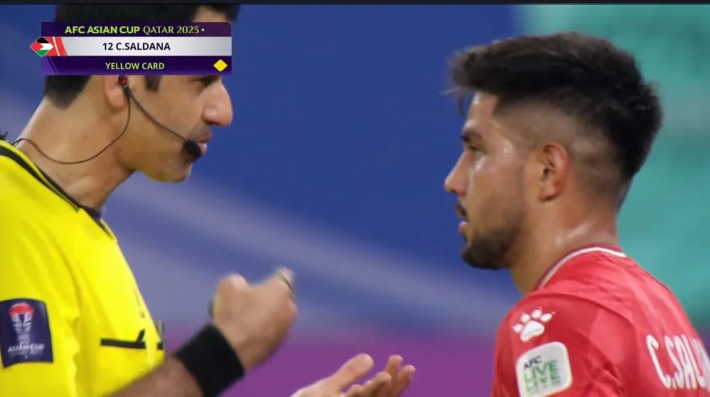 La amonestación para Camilo Saldaña. (Captura).