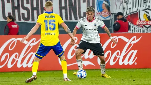 Carlos Palacios enfrenta la marca de Nicolás Valentini en la derrota de Colo Colo ante Boca por la fase de grupos de la Libertadores 2023.